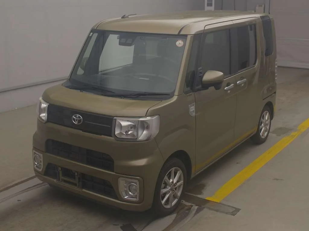 Toyota Pixis Mega LA700A 2022